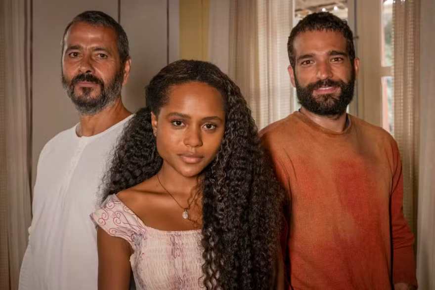 José Inocêncio ( Marcos Palmeira ), Maria Santa ( Duda Santos) and José Inocêncio (Humberto Carrão)