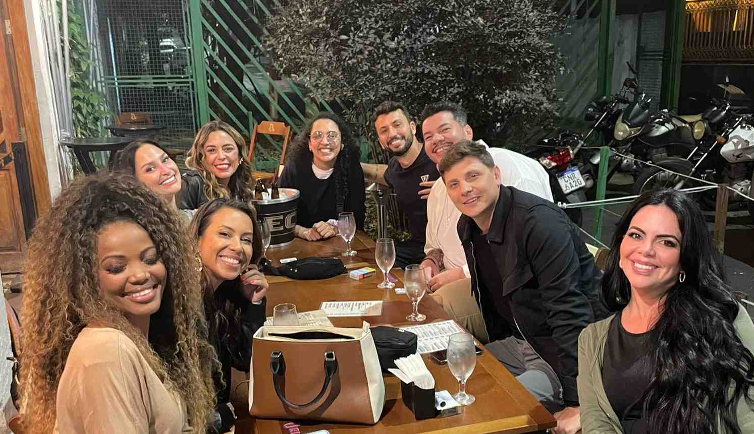 Love is Blind Brazil 4: Cast Spotted in Bar and Three Couples Appear