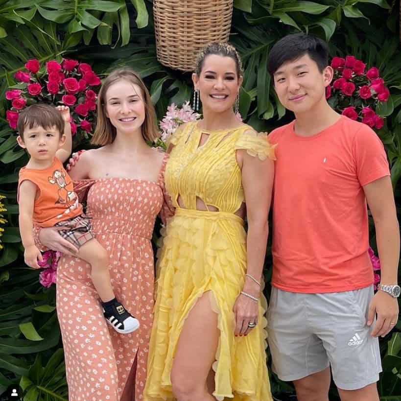 Pyong, esposa e filho e amiga