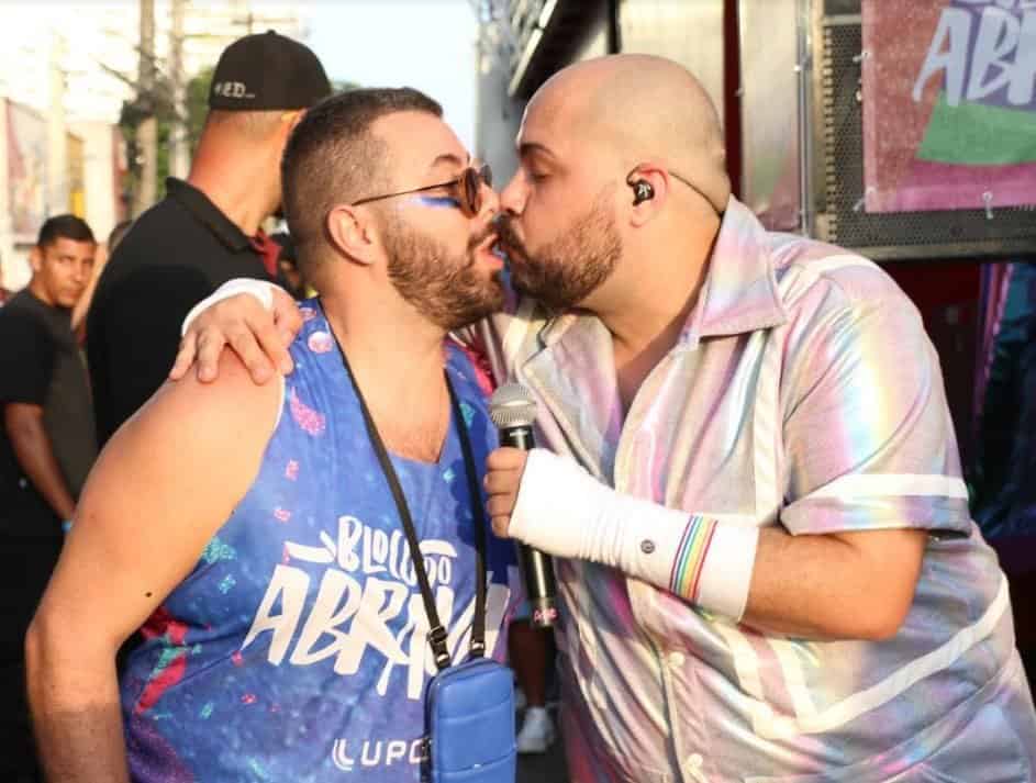 Tiago Abravanel e Fernando Poli, seu marido, beijando