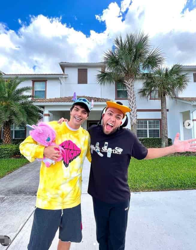 Rangel e Lucas Bley em frente da casa em Orlanda EUA