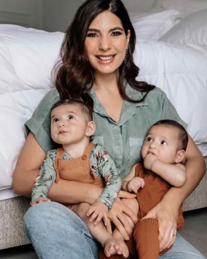 Andréia Sadi e filhos gemeos