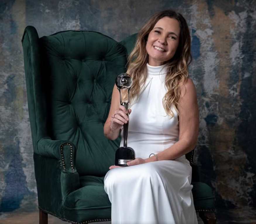 Adriana Esteves com prêmio de melhor atriz