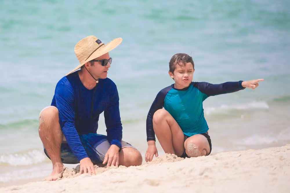 Cláudio Heinrich e filho Karl na praia