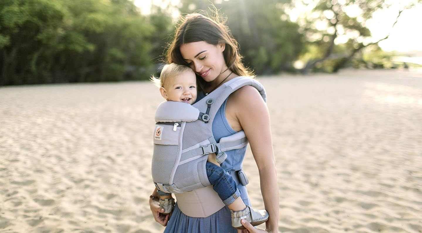 mamãe carregando um bebê em canguru