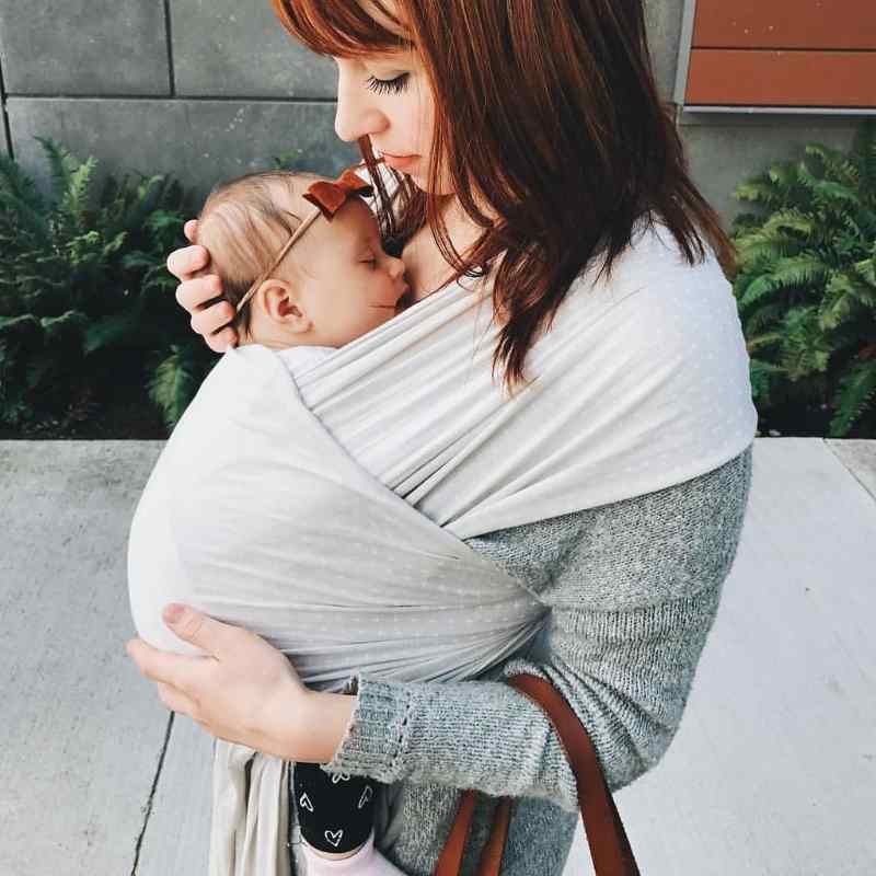 mamãe levando bebe em Sling