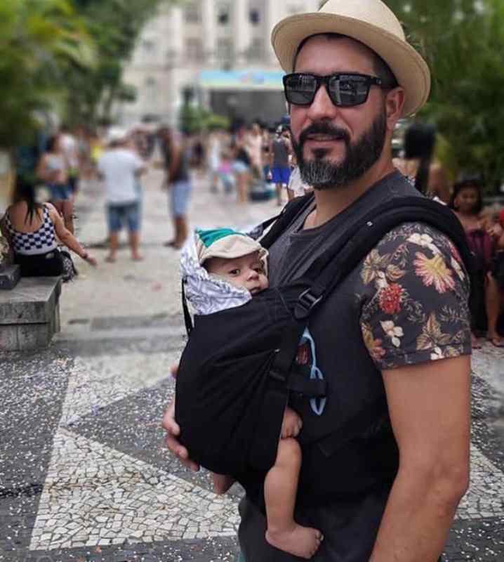 papai carregando filho em Mochila evolutiva